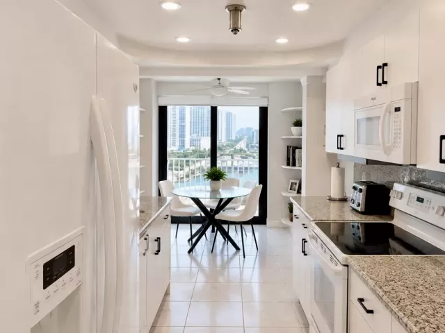 2-bedroom condo for sale in Sunny Isles Beach - 210 174TH Street 1901 - MondialRealty