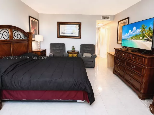 2-bedroom condo for rent in Hollywood - 3505 S Ocean Dr 206 - MondialRealty