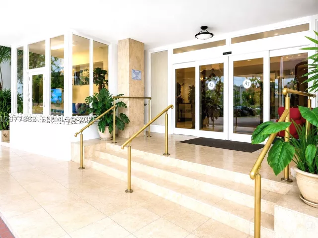 2-bedroom condo for rent in Hollywood - 3505 S Ocean Dr 206 - MondialRealty