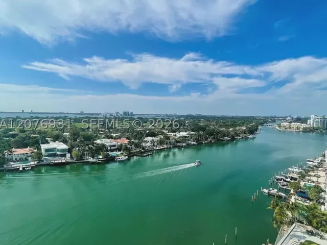 2-bedroom condo for rent in Miami Beach - 5600 Collins Ave 16P - MondialRealty