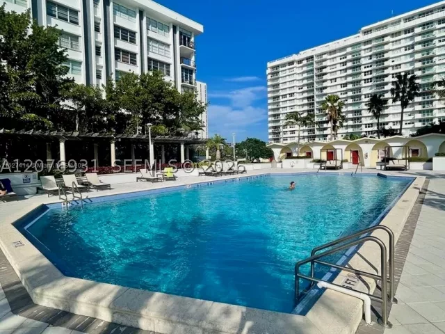 2-bedroom condo for rent in Miami Beach - 5600 Collins Ave 16P - MondialRealty