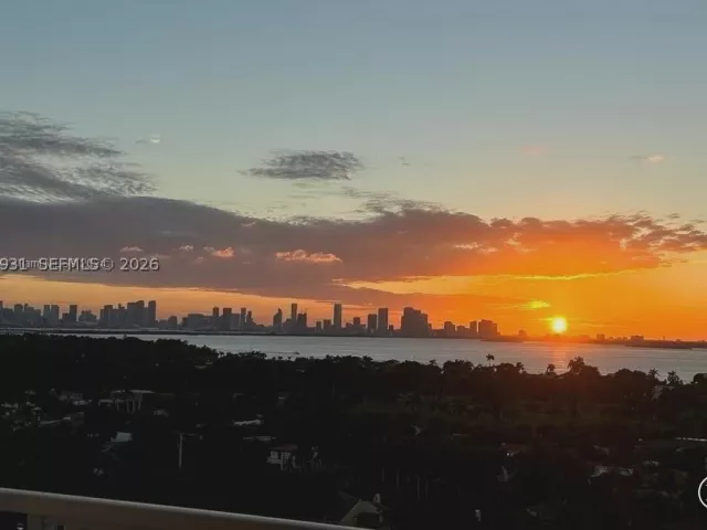 2-bedroom condo for rent in Miami Beach - 5600 Collins Ave 16P - MondialRealty