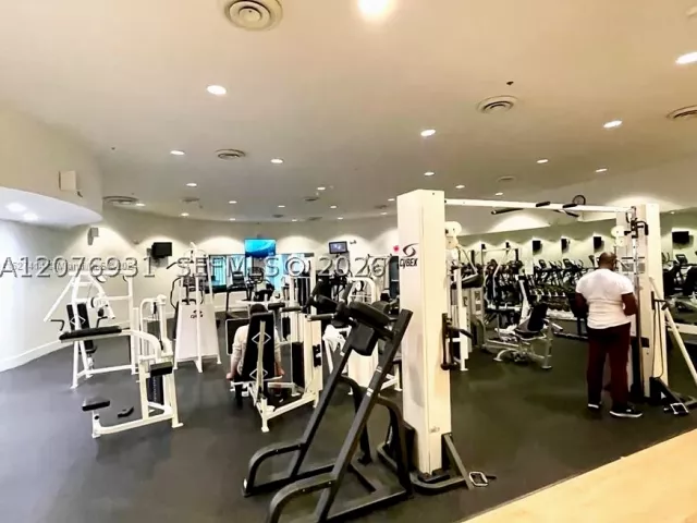 2-bedroom condo for rent in Miami Beach - 5600 Collins Ave 16P - MondialRealty