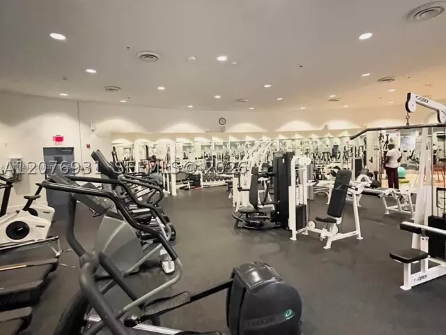 2-bedroom condo for rent in Miami Beach - 5600 Collins Ave 16P - MondialRealty