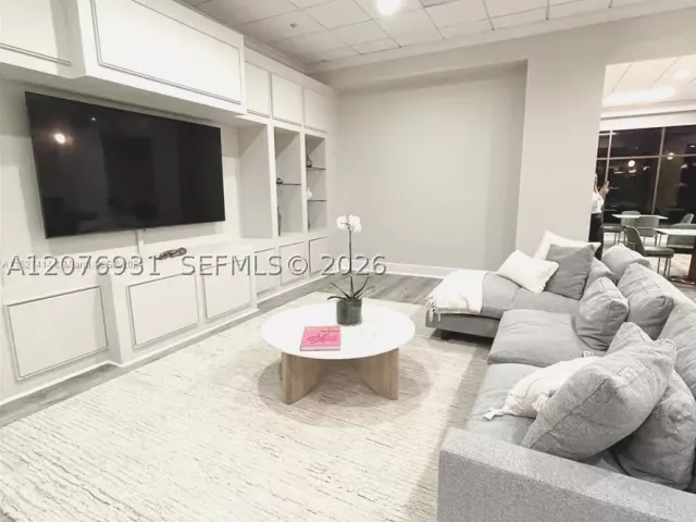 2-bedroom condo for rent in Miami Beach - 5600 Collins Ave 16P - MondialRealty