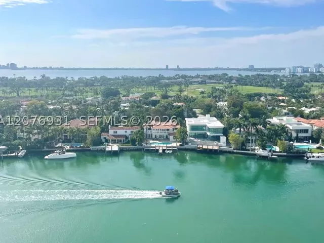2-bedroom condo for rent in Miami Beach - 5600 Collins Ave 16P - MondialRealty