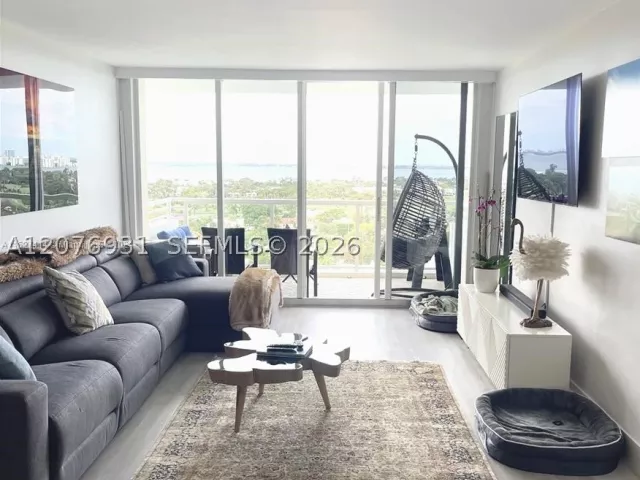 2-bedroom condo for rent in Miami Beach - 5600 Collins Ave 16P - MondialRealty