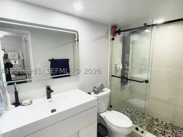 2-bedroom condo for rent in Miami Beach - 5600 Collins Ave 16P - MondialRealty