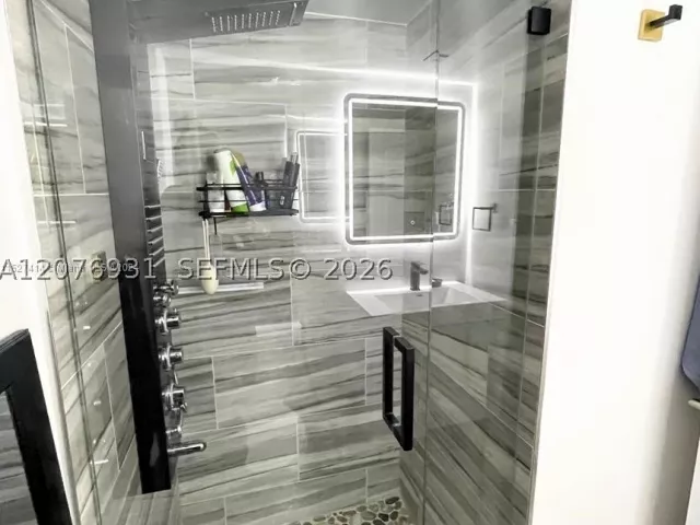 2-bedroom condo for rent in Miami Beach - 5600 Collins Ave 16P - MondialRealty