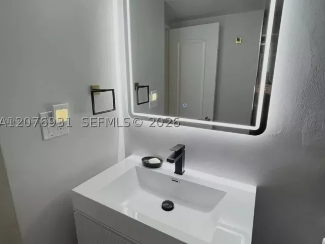 2-bedroom condo for rent in Miami Beach - 5600 Collins Ave 16P - MondialRealty