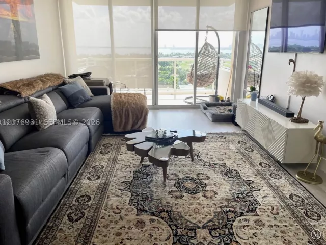 2-bedroom condo for rent in Miami Beach - 5600 Collins Ave 16P - MondialRealty