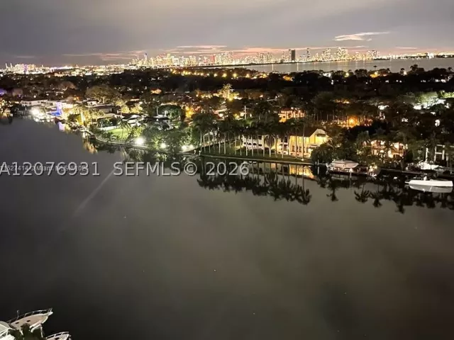 2-bedroom condo for rent in Miami Beach - 5600 Collins Ave 16P - MondialRealty