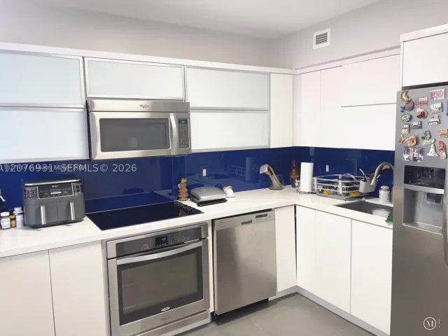 2-bedroom condo for rent in Miami Beach - 5600 Collins Ave 16P - MondialRealty