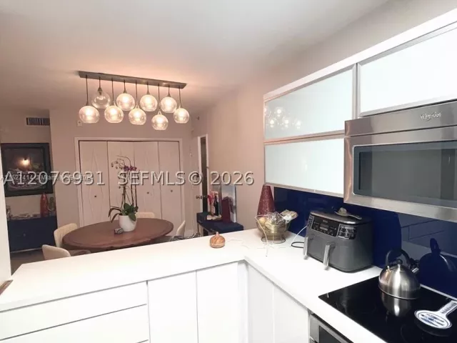 2-bedroom condo for rent in Miami Beach - 5600 Collins Ave 16P - MondialRealty