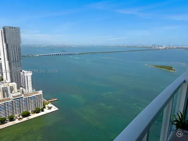 3-bedroom condo for rent in Miami - 1900 N Bayshore Dr 5004 - MondialRealty