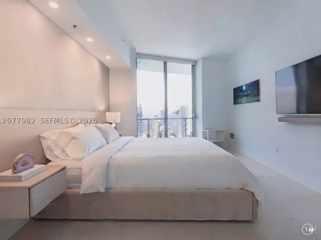 3-bedroom condo for rent in Miami - 1900 N Bayshore Dr 5004 - MondialRealty