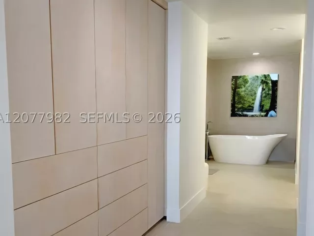 3-bedroom condo for rent in Miami - 1900 N Bayshore Dr 5004 - MondialRealty