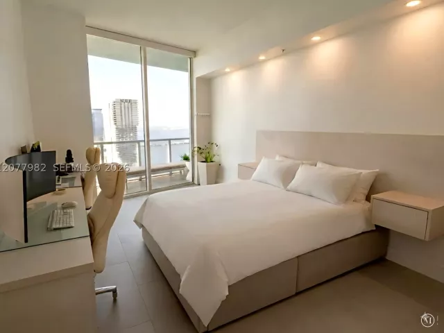3-bedroom condo for rent in Miami - 1900 N Bayshore Dr 5004 - MondialRealty