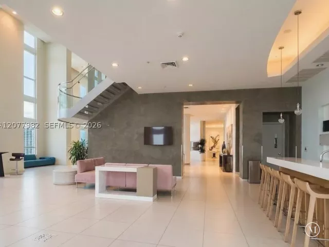 3-bedroom condo for rent in Miami - 1900 N Bayshore Dr 5004 - MondialRealty