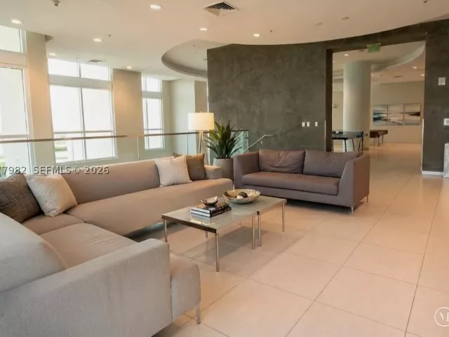 3-bedroom condo for rent in Miami - 1900 N Bayshore Dr 5004 - MondialRealty