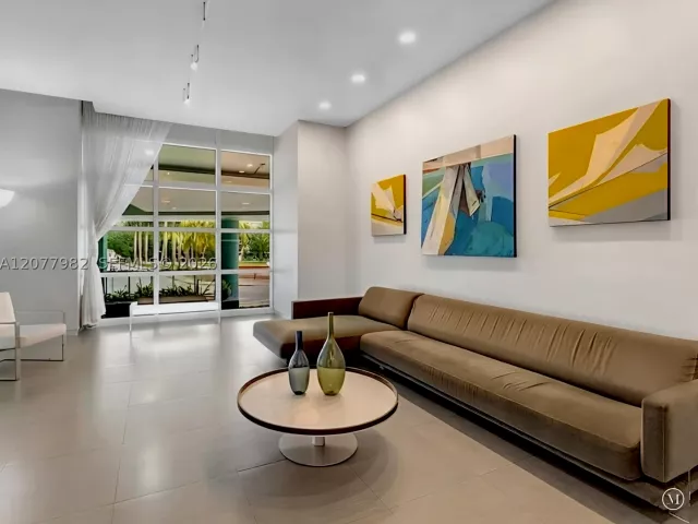 3-bedroom condo for rent in Miami - 1900 N Bayshore Dr 5004 - MondialRealty