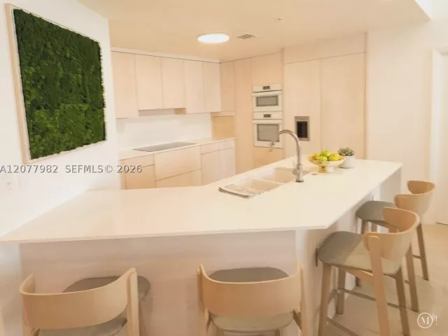 3-bedroom condo for rent in Miami - 1900 N Bayshore Dr 5004 - MondialRealty