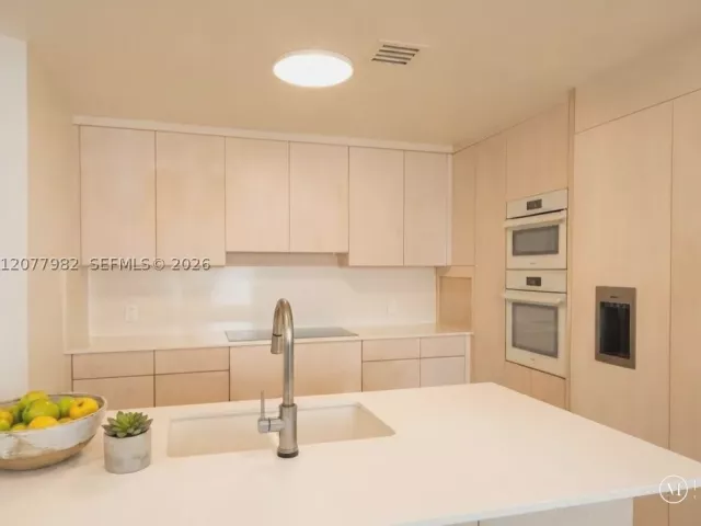 3-bedroom condo for rent in Miami - 1900 N Bayshore Dr 5004 - MondialRealty