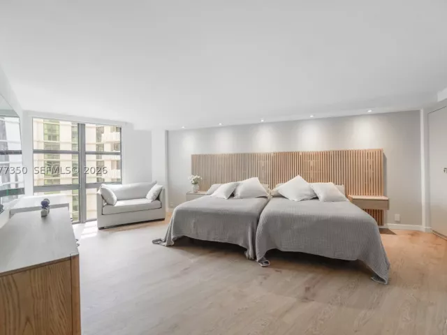 3-bedroom condo for rent in Key Biscayne - 1121 Crandon Blvd E702 - MondialRealty