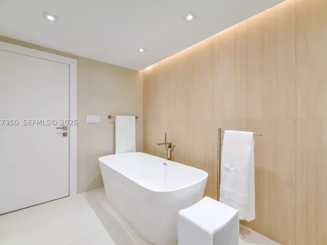 3-bedroom condo for rent in Key Biscayne - 1121 Crandon Blvd E702 - MondialRealty