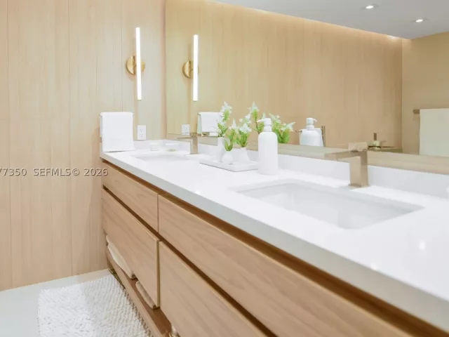 3-bedroom condo for rent in Key Biscayne - 1121 Crandon Blvd E702 - MondialRealty