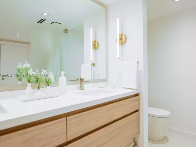 3-bedroom condo for rent in Key Biscayne - 1121 Crandon Blvd E702 - MondialRealty