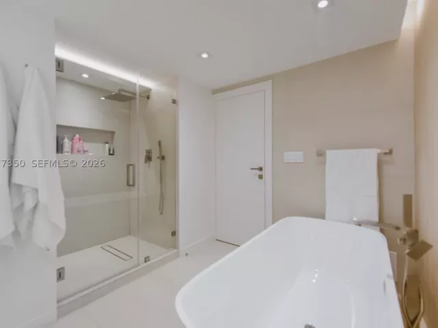 3-bedroom condo for rent in Key Biscayne - 1121 Crandon Blvd E702 - MondialRealty