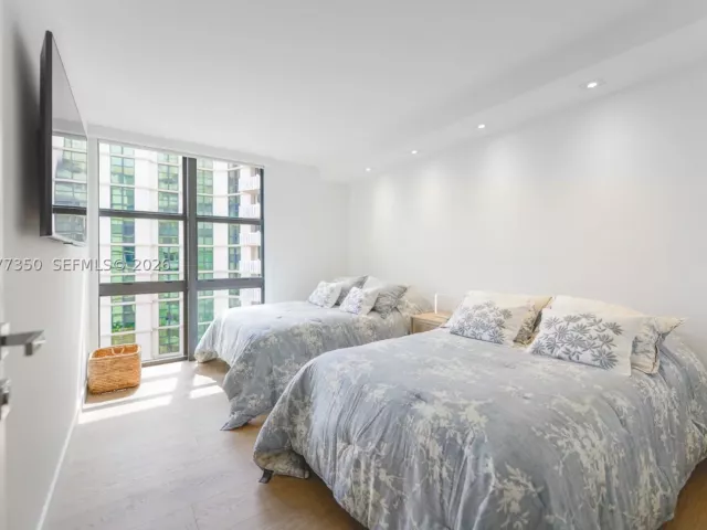 3-bedroom condo for rent in Key Biscayne - 1121 Crandon Blvd E702 - MondialRealty