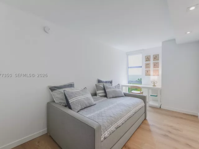 3-bedroom condo for rent in Key Biscayne - 1121 Crandon Blvd E702 - MondialRealty