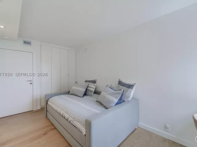 3-bedroom condo for rent in Key Biscayne - 1121 Crandon Blvd E702 - MondialRealty