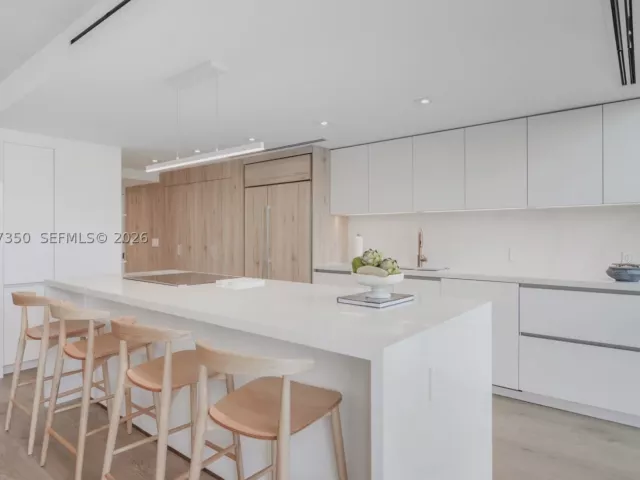 3-bedroom condo for rent in Key Biscayne - 1121 Crandon Blvd E702 - MondialRealty