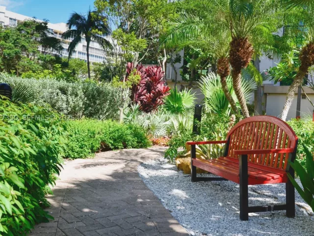 3-bedroom condo for rent in Key Biscayne - 1121 Crandon Blvd E702 - MondialRealty