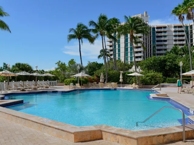 3-bedroom condo for rent in Key Biscayne - 1121 Crandon Blvd E702 - MondialRealty
