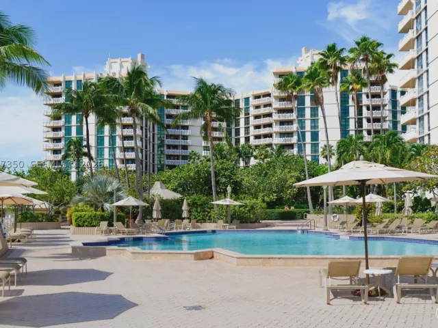 3-bedroom condo for rent in Key Biscayne - 1121 Crandon Blvd E702 - MondialRealty
