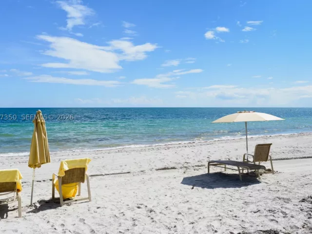 3-bedroom condo for rent in Key Biscayne - 1121 Crandon Blvd E702 - MondialRealty