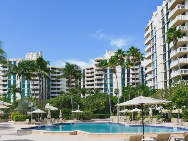 3-bedroom condo for rent in Key Biscayne - 1121 Crandon Blvd E702 - MondialRealty