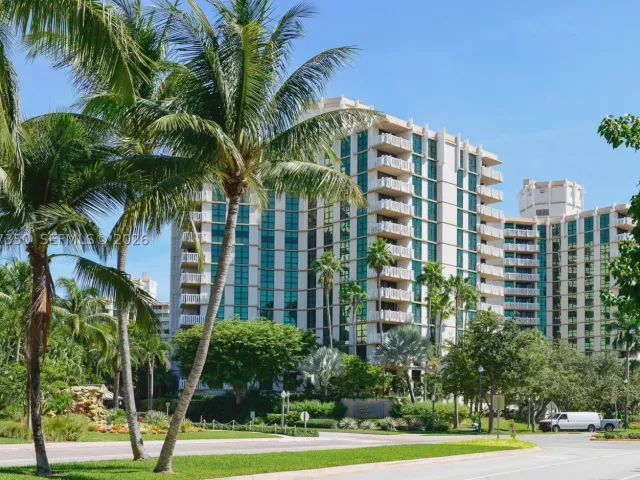 3-bedroom condo for rent in Key Biscayne - 1121 Crandon Blvd E702 - MondialRealty