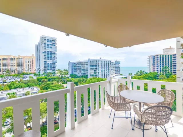 3-bedroom condo for rent in Key Biscayne - 1121 Crandon Blvd E702 - MondialRealty