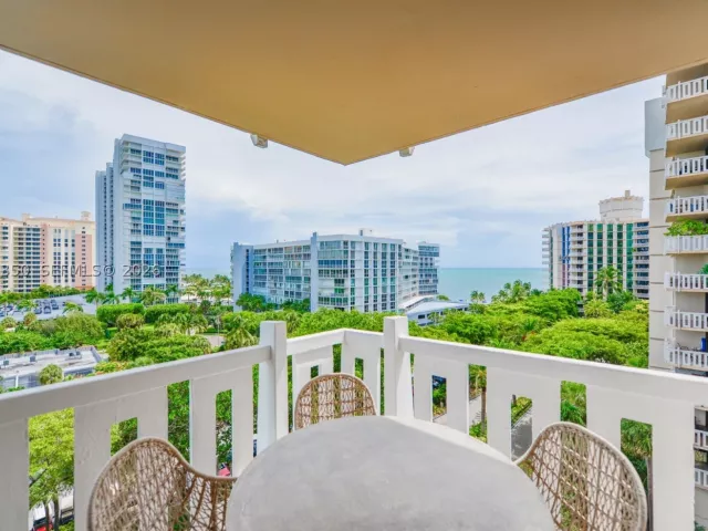 3-bedroom condo for rent in Key Biscayne - 1121 Crandon Blvd E702 - MondialRealty
