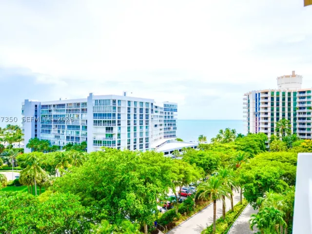 3-bedroom condo for rent in Key Biscayne - 1121 Crandon Blvd E702 - MondialRealty