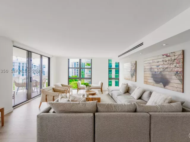 3-bedroom condo for rent in Key Biscayne - 1121 Crandon Blvd E702 - MondialRealty