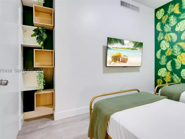1-bedroom condo for sale in Hollywood - 777 N Ocean Dr N214 - MondialRealty