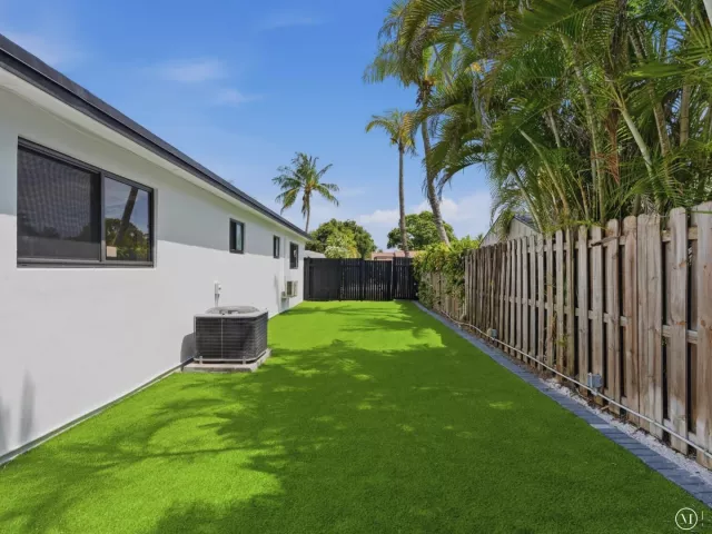 3-bedroom home for sale in Hollywood - 2860 MONROE Street - MondialRealty