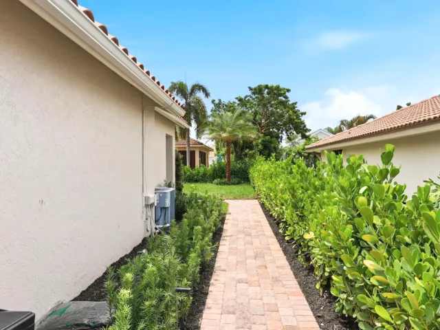 3-bedroom home for sale in Delray Beach - 950 Greensward Lane - MondialRealty