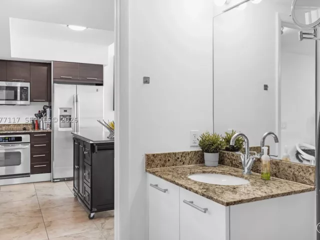 2-bedroom condo for rent in Miami - 41 SE 5th St 807 - MondialRealty